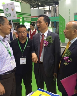 陪同中國淀粉工業(yè)協(xié)會會長佟毅、秘書長魏旭明參觀上海國際淀粉及淀粉衍生物展覽會